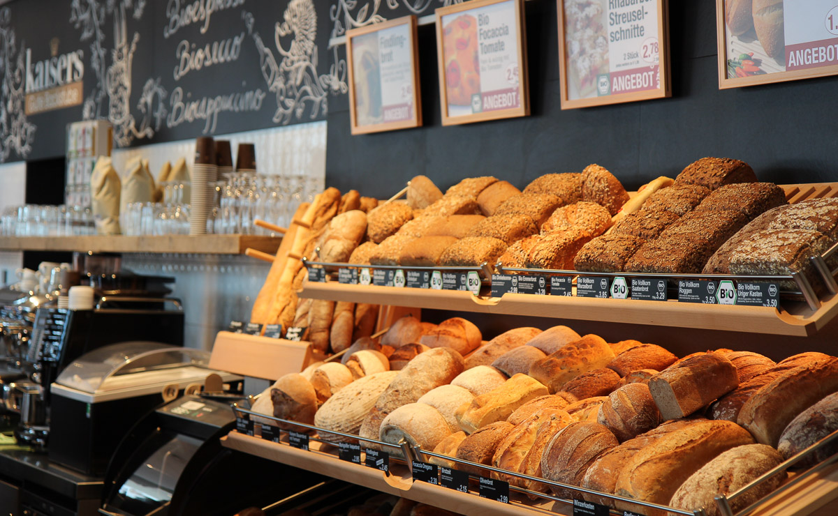 Verkaufstheke der Kaisers Gute Backstube Filiale Lörrach Organic mit Brot und Backwaren